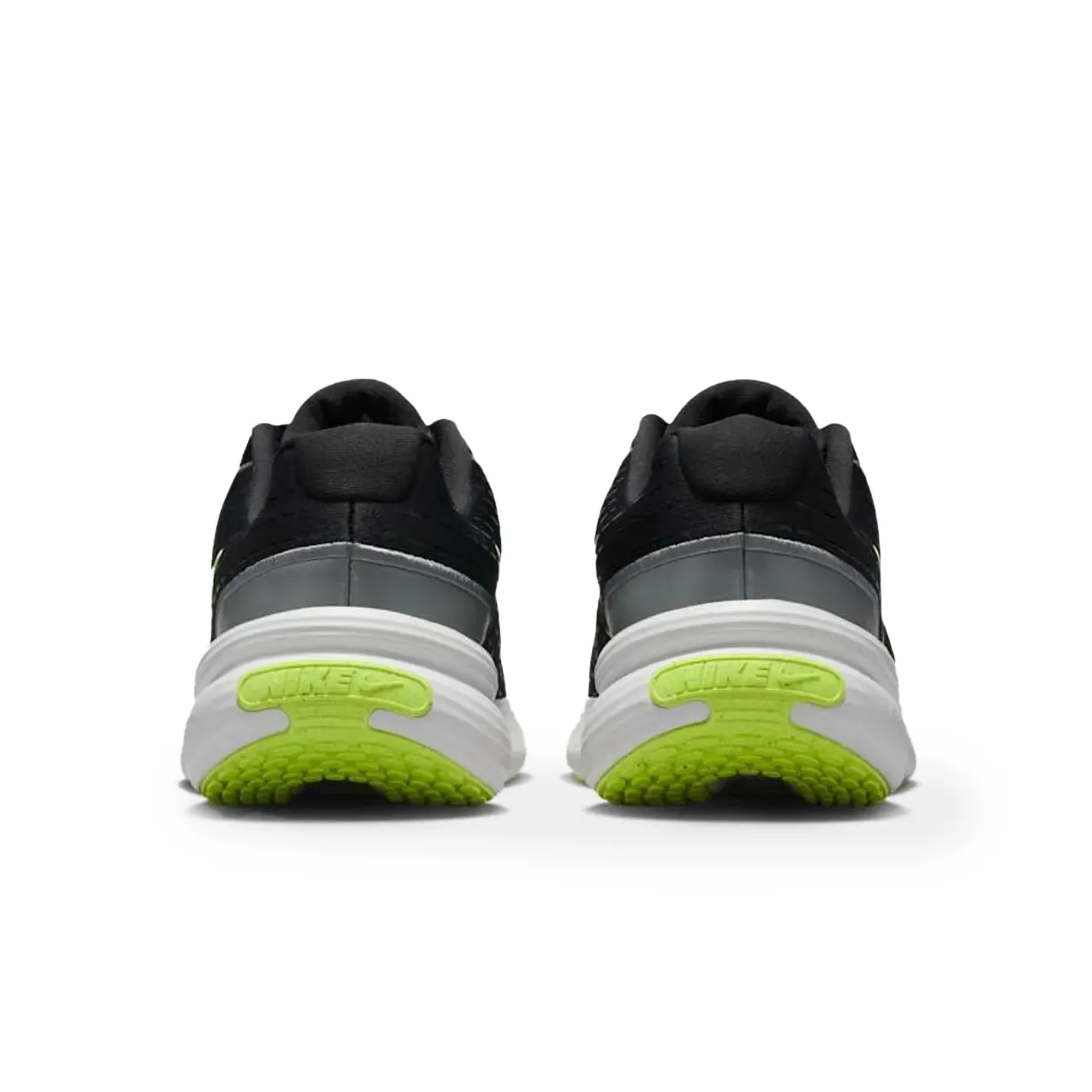 Tênis Nike Uplift SC Preto Masculino em ângulo lateral, fundo branco, detalhes em verde neon